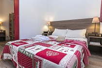 Residence Les Sybelles - slaapkamer met 2-persoonsbed en nachtkastje